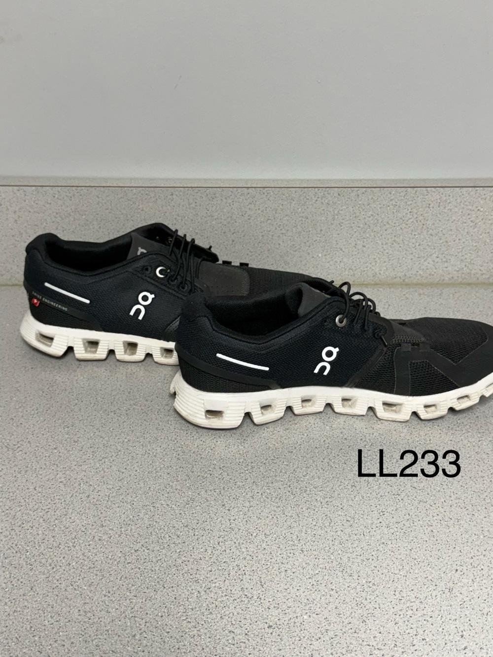 On Cloud 5 Black White Women's Running Sneakers Size 8